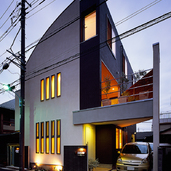 隣地に接近している立地を、２階にある贅沢なテラスが生活を豊かにしてくれる