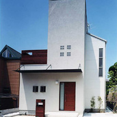 高台に建つデザイナーズ住宅