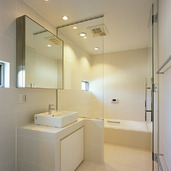 大きめのタイルで目地を少なくし、スッキリとした印象をもつ洗面・浴室