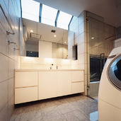 Ｌ字のハイサイドウインドウから、品のいい光が注ぐ洗面所