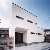 古い街並みに建つ住宅