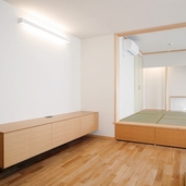 リビングには造りつけ家具と畳下のたっぷり収納