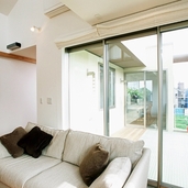 バルコニーにつながる大きな窓から景色を楽しむ