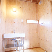 天井の高いシンプルな洗面所