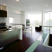 池を望むリビングダイニング