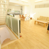 2階リビングから1階階段を見下ろす