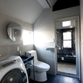 タイルでモダンな印象のバスルーム