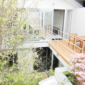 中庭ごしに広間を望む