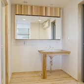 無垢材でつくった洗面カウンターと鏡面収納