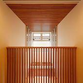 漆喰壁と無垢木材の天井