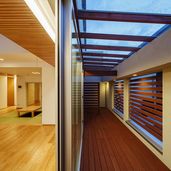 屋根付きのウッドデッキテラス