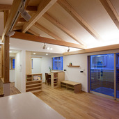 斜め天井を照らすカーテンボックスも兼ねたリビングの間接照明