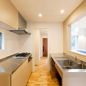 玄関からパントリーを通ってつながるキッチンスペース