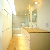 トップライトを採用した洗面室と浴室