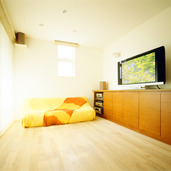 ベランダから明るい光が差し込むリビング