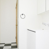 モノトーンでまとめた洗面室