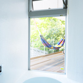 豊かな緑の風景を楽しむバスルーム