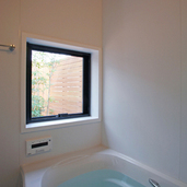 中庭のシンボルツリーが浴室への視線を遮断