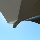 バルコニーの鉄板ヒサシとガーゴイル