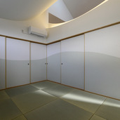 部屋として仕切られたタタミの間