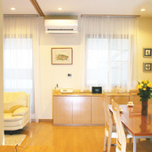 厨房から食堂を見る