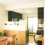 食堂から厨房方向