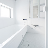 白で統一した明るく爽やかなバスルーム