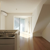 大きな窓から明るい日差しが差し込むリビング