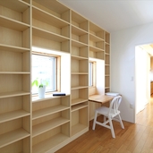 自然光で明るいデスク