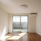 明るい日差しを感じるリビング