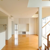 床面反射の光が温かいリビング