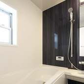 モノトーン調のシックなバスルーム