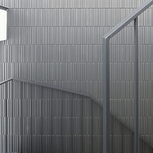 グレーの外壁が表情を添える