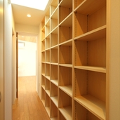 トップライトで明るい廊下