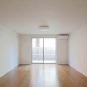 白い壁とナチュラルなフローリングのリビング