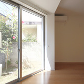 斜めになった壁面が広がりを感じるリビング