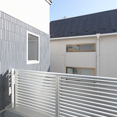 隣家との目隠しにもなるアルミのベランダ手摺り