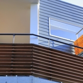 プライバシーも確保される風通しの良い手すり