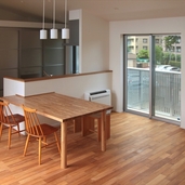 キッチンカウンターに差し込まれたようなテーブル