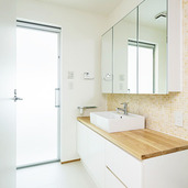 白を基調としたナチュラルテイストの洗面ルーム