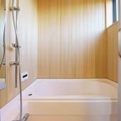 木の板張りに癒されるバスルーム