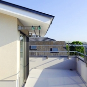 たっぷりと日差しが降り注ぐバルコニー