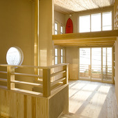 光が木材に反射して明るいリビング