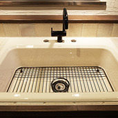 半円アーチ状の水栓がお洒落な洗面台