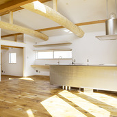 丸太の梁が通るダイニング