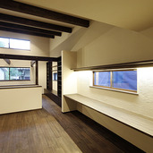 ハイサイドライトで光を採り入れるリビング