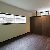 収納と採光を十分にとった洋室