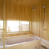 木の温もりに包まれる浴室
