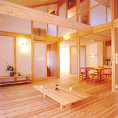 リビングは２階と吹き抜けでつながっています。