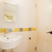 イエロータイルがアクセントの洗面スペース